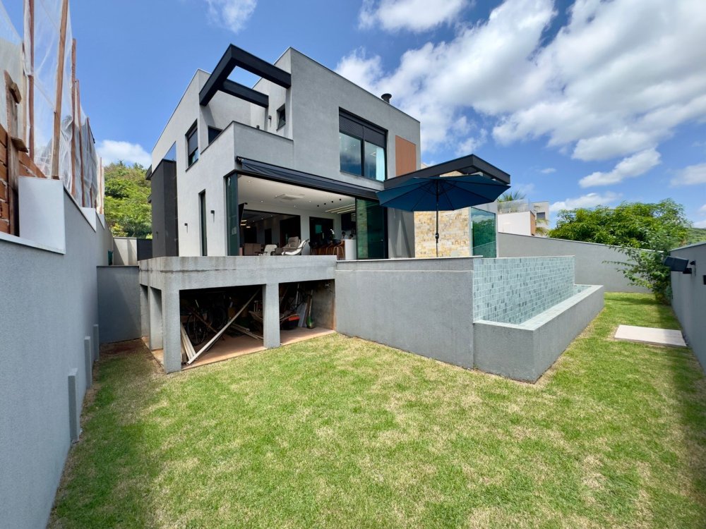 Quintal/casa de servi�o